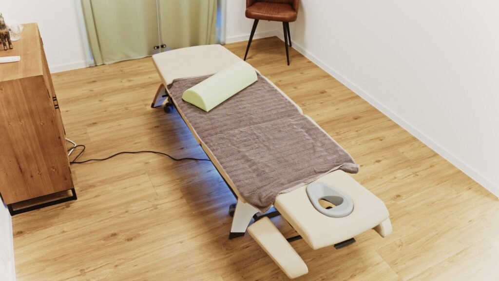 Behandlungsraum mit Tageslicht und Therapieliege