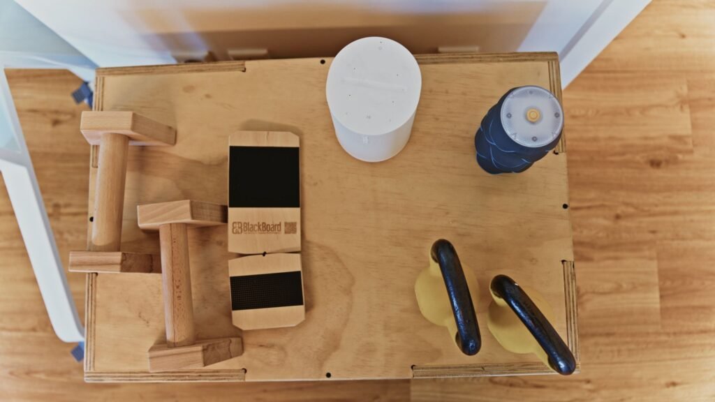 Detailaufnahme von Therapiezubehör auf einem Holztisch