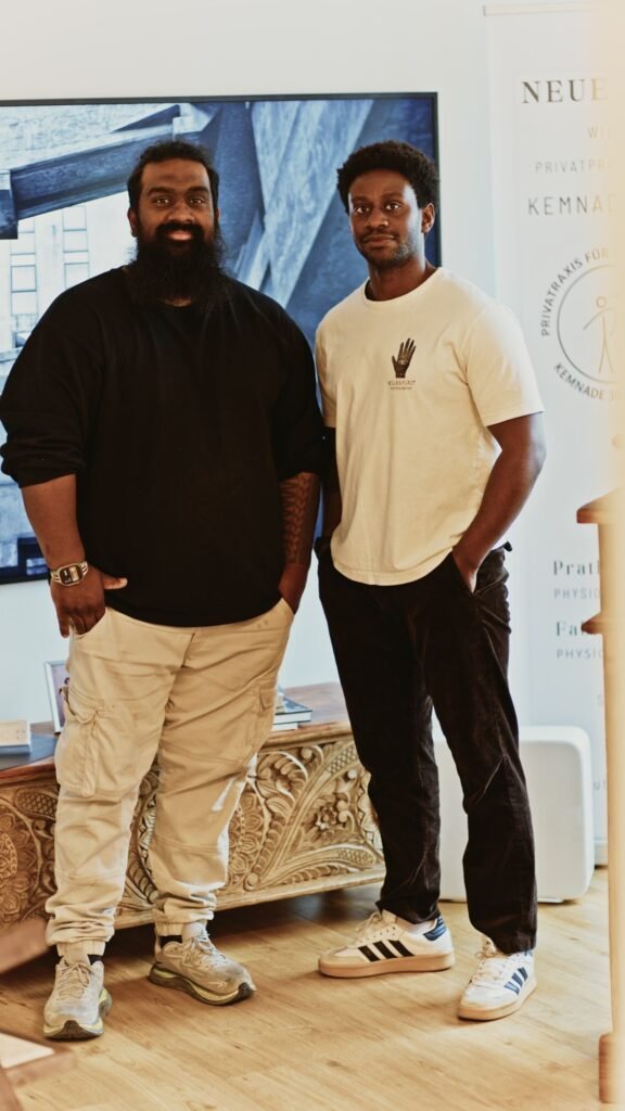 Pratheep Thiageswaran und Fabio Hammernick am Empfang der Praxis Kemnade304
