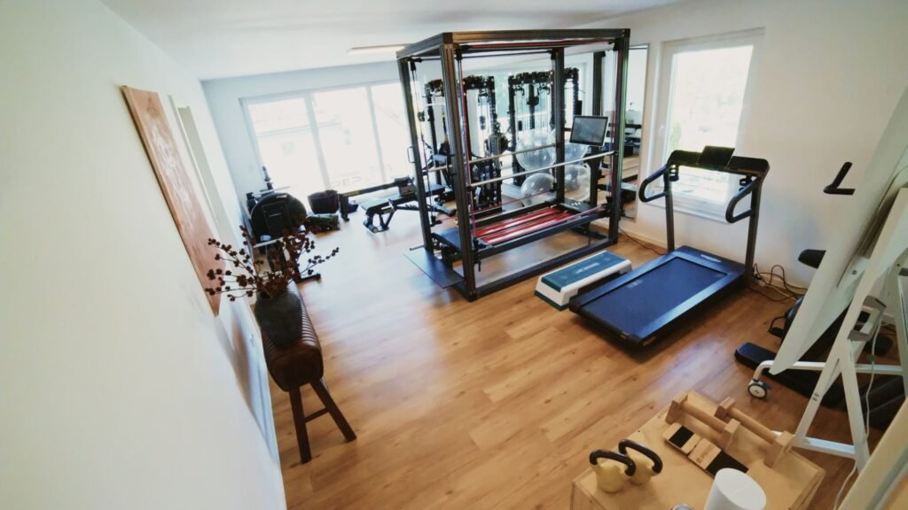 Trainingsbereich mit Kraftstation und Laufband