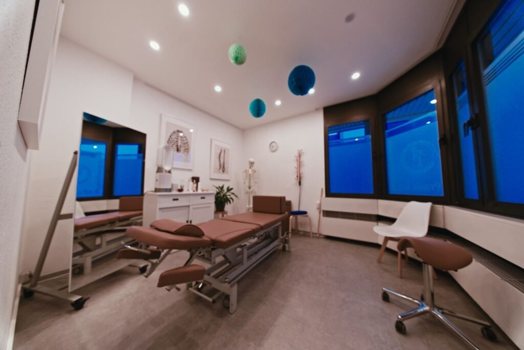 Heller Behandlungsraum mit Therapieliegen in der Physiotherapie am Nicolaiviertel