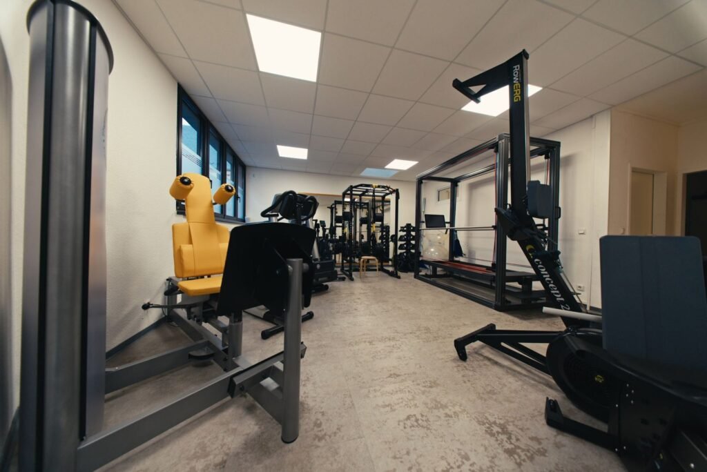 Trainingsbereich mit medizinischen Trainingsgeräten